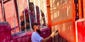 Ezequiel Parnisari se saca fotos con los hinchas en el estadio Monumental General Perón en donde Instituto jugaba ante Godoy Cruz