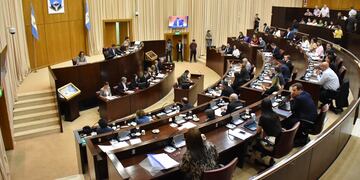 Funcionarios de todos los partidos de Neuquén se reúnen frente al atentado contra Cristina Kirchner.