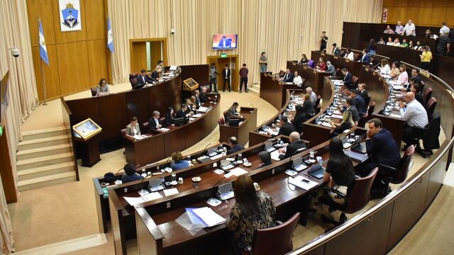 Funcionarios de todos los partidos de Neuquén se reúnen frente al atentado contra Cristina Kirchner.