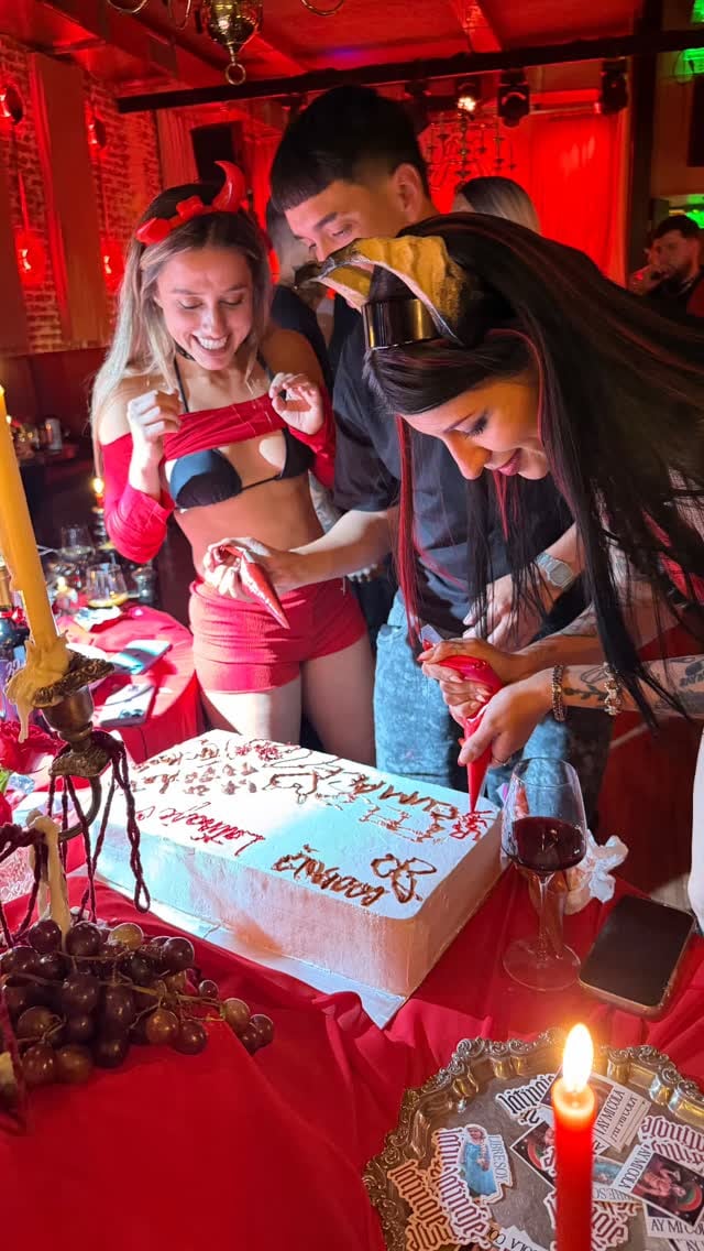 La cantante decoró su torta en pleno cumpleaños.
