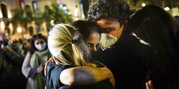 A un año del crimen de Blas Correas marcha del silencio. Soledad Laciar abraza a los chicos que iban con Blas en el auto el día del crimen.