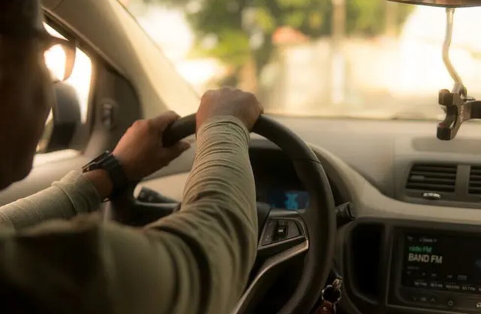 Un conductor hizo una peligrosa maniobra por una calle transitada de Córdoba: ¿Se metió en contramano?