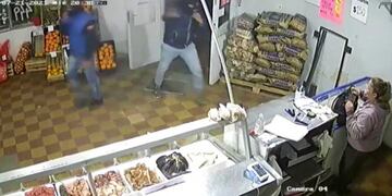 Las cámaras de seguridad dan la pauta del terror vivido en una carnicería de barrio, en Córdoba.