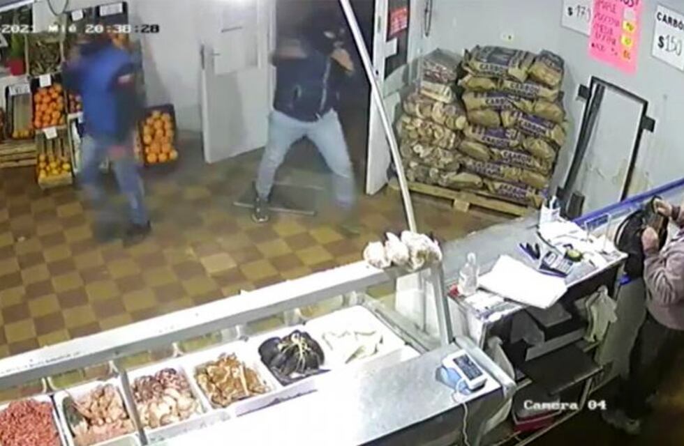 Video: golpe a mano armada en una carnicería, en Córdoba