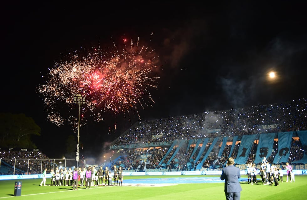 El recibimiento a Belgrano fue un “chiche”, y con lluvia de peluches para el Día del Niño