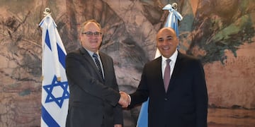 El gobernador de Tucumán, Juan Manzur y el embajador de Israel, Eyal Sela.