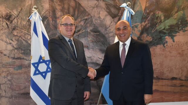 El gobernador de Tucumán, Juan Manzur y el embajador de Israel, Eyal Sela.