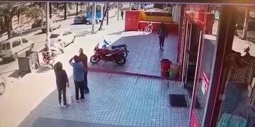 Impactante. El policía chocó de lleno contra el trolebús. (Captura de video)