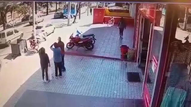 Impactante. El policía chocó de lleno contra el trolebús. (Captura de video)