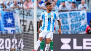 Pinta de crack. Todos a los pies de Cristian Romero, figura de la selección argentina (Prensa Argentina).