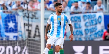 Pinta de crack. Todos a los pies de Cristian Romero, figura de la selección argentina (Prensa Argentina).