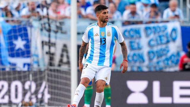 Pinta de crack. Todos a los pies de Cristian Romero, figura de la selección argentina (Prensa Argentina).