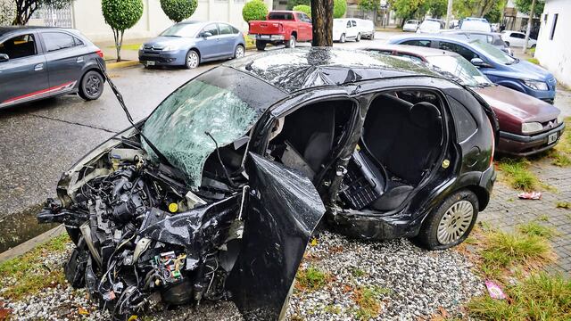 La familia iba a bordo de un Citroën C3 que quedó destrozado.