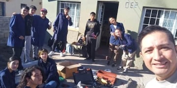 El profesor y los estudiantes del colegio EPET 11 trabajando en las instalaciones de la casa de los abuelitos de Neuquén.