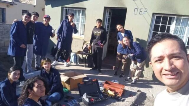 El profesor y los estudiantes del colegio EPET 11 trabajando en las instalaciones de la casa de los abuelitos de Neuquén.