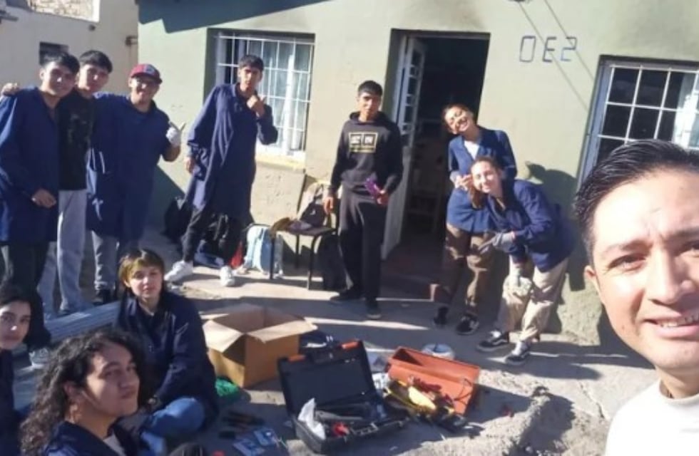 A unos abuelitos se les quemó la casa y alumnos de una escuela técnica de Neuquén le renovaron la instalación eléctrica