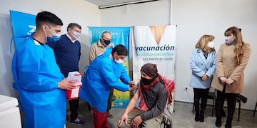 Los intendentes de Las Heras, Daniel Orozco y de General San Martín, Raúl Rufiel durante el operativo de vacunación antigripal a empleados de la comuna del Este. Gentileza MLH