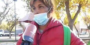 La mujer dice que está buscando un segundo trabajo para mejorar su condición de vida