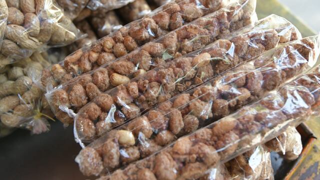 Venta ambulante de garrapiñada. Orlando Pelichotti / Los Andes