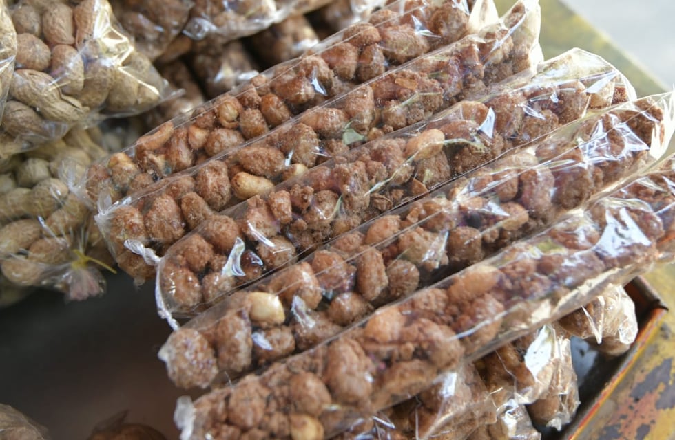🍿Vende garrapiñadas en la calle: cuánto gana de sueldo trabajando 12 horas