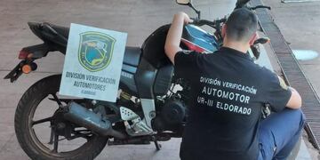 Recuperan motocicleta apócrifa en Eldorado.