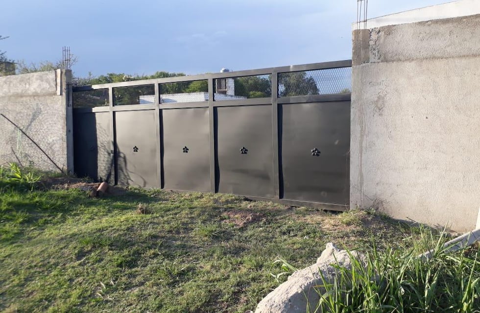 Increíble pero real: en Alta Gracia robaron un portón ¡de seis metros!