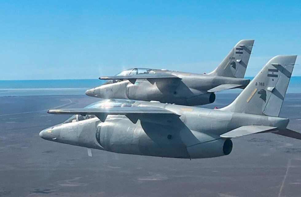 Un avión de combate realizaba tareas de entrenamiento en Punilla pero tuvo que aterrizar de emergencia