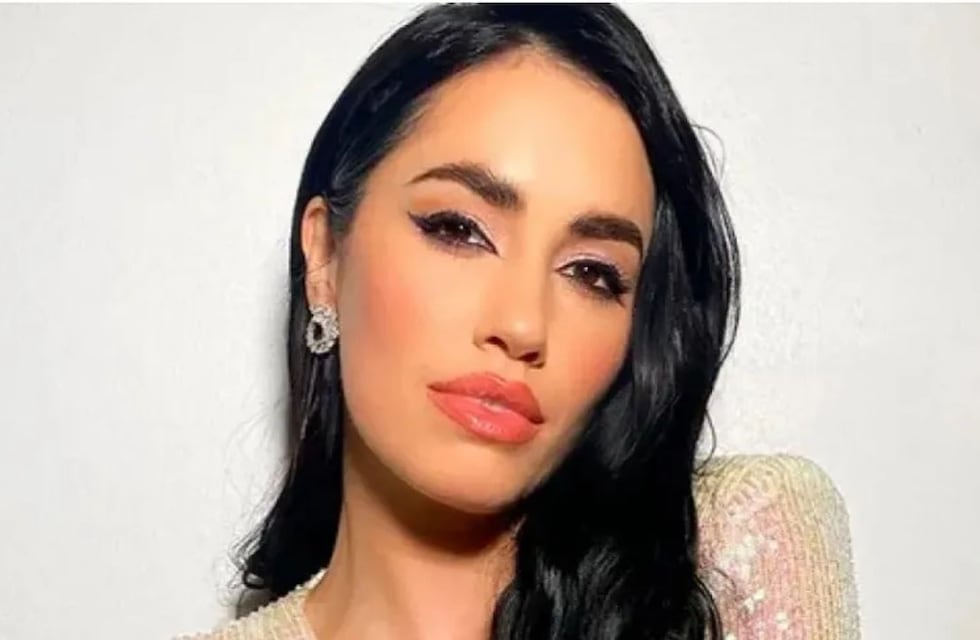 Lali Espósito deslumbró en España con un vestido minifalda negro