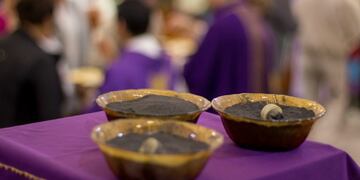 La celebración se dará evitando el contacto directo entre el sacerdote y los fieles.