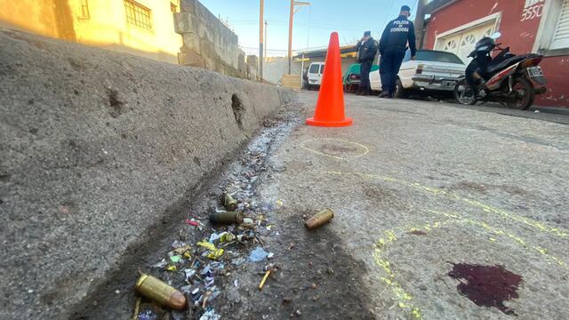 Un barrabrava de Belgrano se enfrentó a vecinos de barrio Los Plátanos.