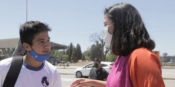 La diputada Leila Chaher en la despedida a David Arroyo, el jugador de hockey de Calilegua que integra el seleccionado jujeño de mayores.