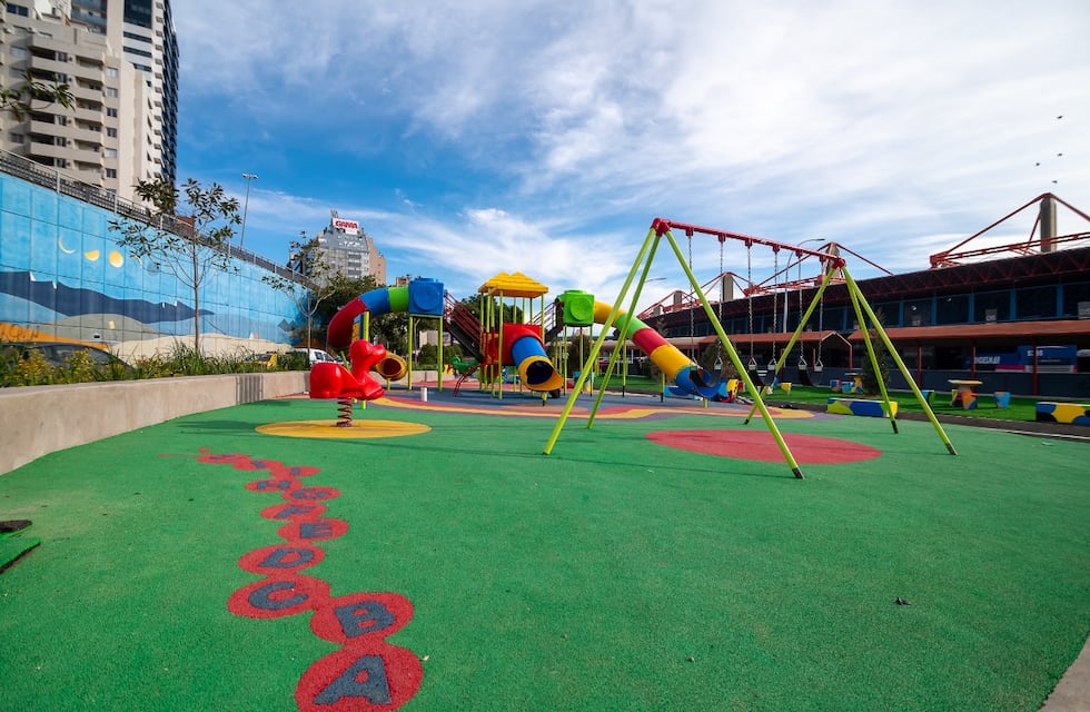 De playa de minibuses a plaza recreativa: cómo quedó el sector trasero de la Terminal de Córdoba