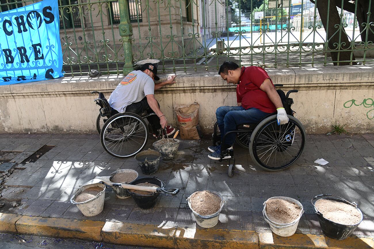 Cansados de no poder transitar por la vereda, decidieron arreglarla con los escasos recursos que tienen. (Ramiro Pereyra / La Voz)