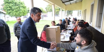 El ministro del Interior y candidato a vicegobernador por el Frente de Todos por Tucumán, Miguel Acevedo emitió su voto en una escuela capitalina.