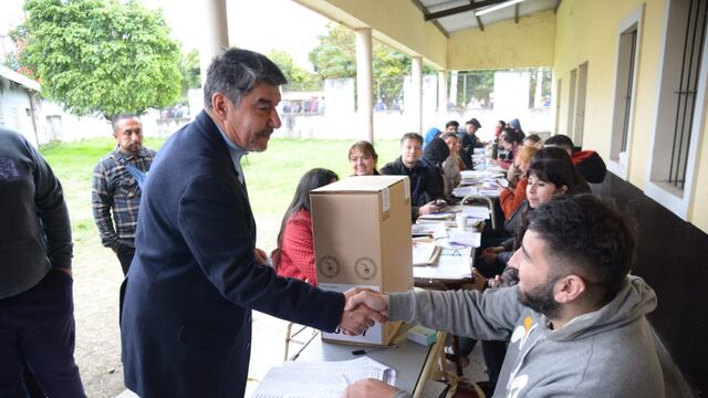 El ministro del Interior y candidato a vicegobernador por el Frente de Todos por Tucumán, Miguel Acevedo emitió su voto en una escuela capitalina.