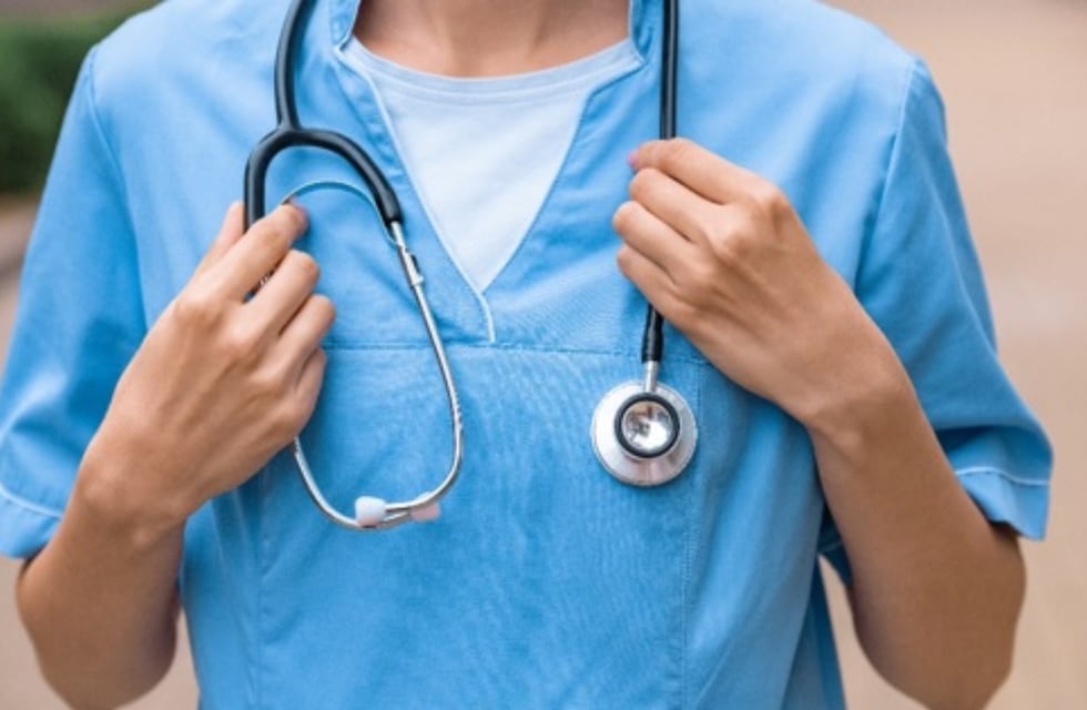 Indignación en Córdoba: un enfermero fue detenido por robarle a un paciente