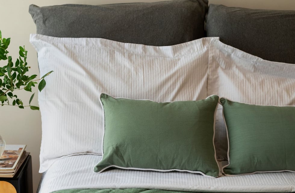 Adiós al respaldo de cama tradicional: la nueva tendencia para aprovechar al máximo el espacio del dormitorio