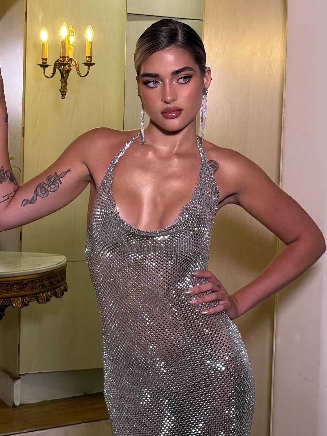 Martita Fort se vistió de gala y llevó un vestido con brillos y transparencias