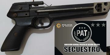 La réplica de arma de fuego que llevaban los jóvenes