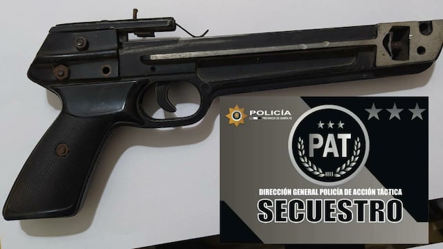 La réplica de arma de fuego que llevaban los jóvenes