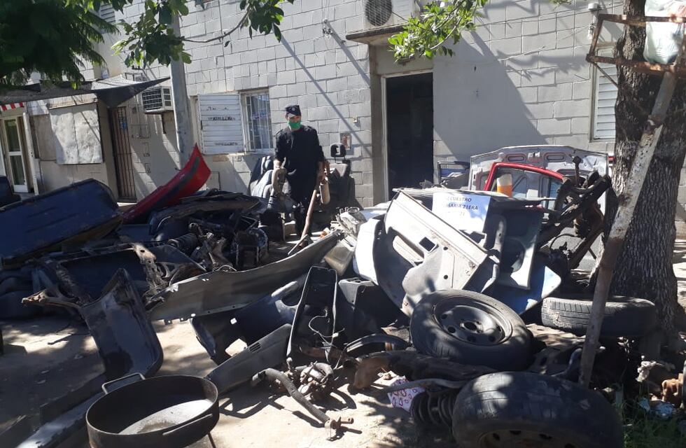 Desbaratan desarmadero ilegal en busca de auto robado que se ofrecía online