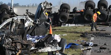 Un auto y un camión calisionaron en ruta y dejó un saldo de cuatro fallecidos.