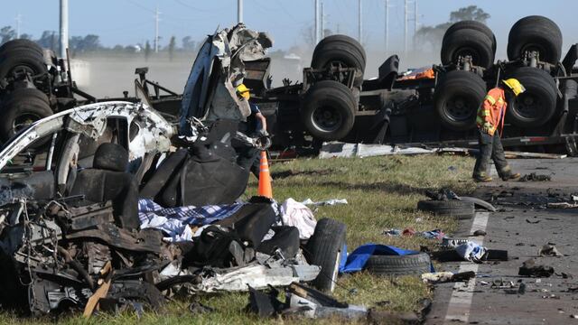 Un auto y un camión calisionaron en ruta y dejó un saldo de cuatro fallecidos.