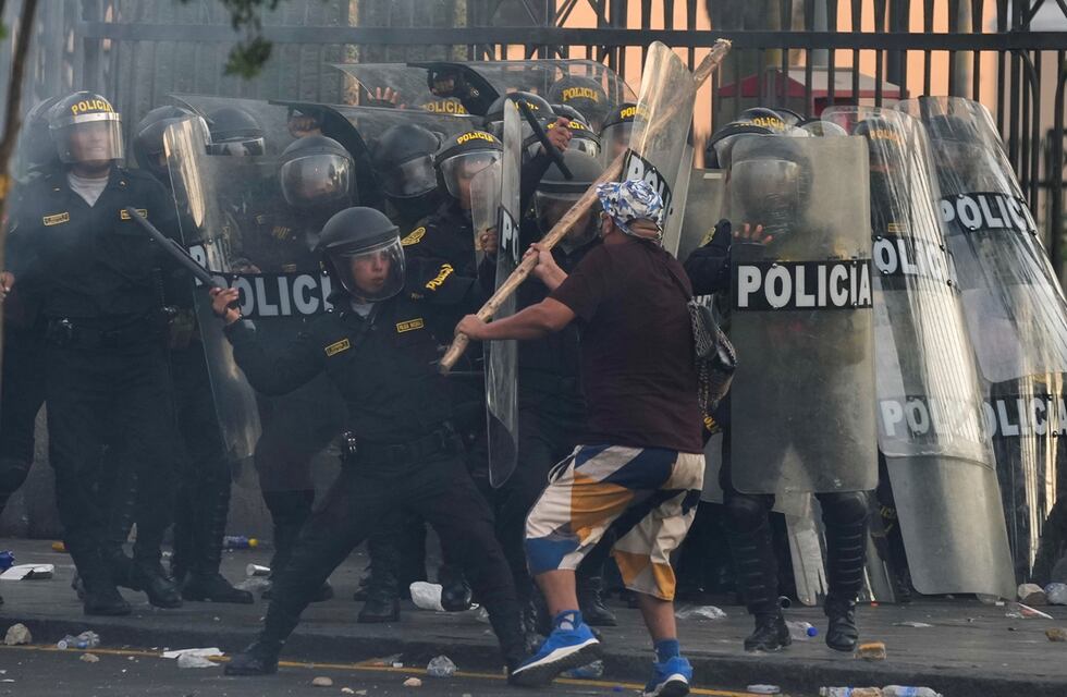 Con incendios en el sur y manifestaciones en  Lima, recrudecen las protestas en Perú