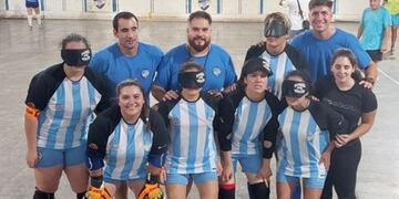 El equipo de fútbol femenino para ciegas de Petroleros disputó oficialmente su primer partido, marcando un hito en la historia del deporte de Mendoza.