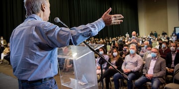 Schiaretti reunió a todos los intendentes y jefes comunales peronistas de cara a las elecciones generales del 14 de noviembre. (Prensa Hacemos por Córdoba).