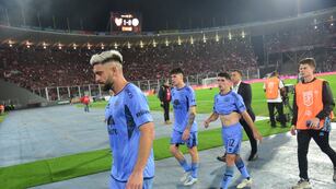 La tristeza de los jugadores de Belgrano en la salida del Kempes luego de perder ante Instituto en el clásico de la Liga Profesional (Javier Ferreyra / La Voz).