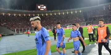 La tristeza de los jugadores de Belgrano en la salida del Kempes luego de perder ante Instituto en el clásico de la Liga Profesional (Javier Ferreyra / La Voz).