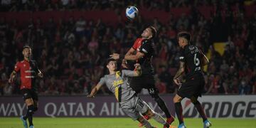 Colón de Santa Fe ante Peñarol