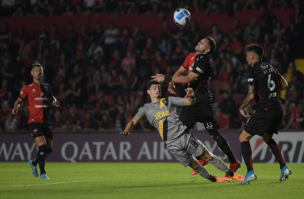 Sobre la hora, Colón de Santa Fe derrotó 2 a 1 a Peñarol en su debut en la Copa Libertadores